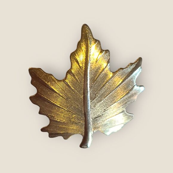Vintage Gold Tone Brushed Textured Maple Leaf Pin Brooch - Picture 6 of 8